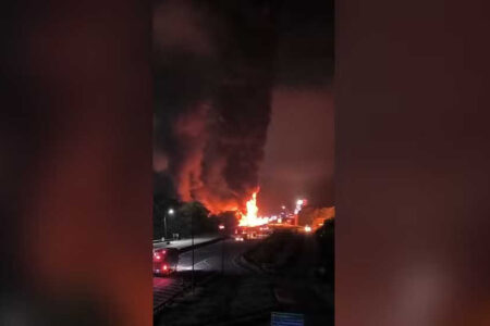BR-101: Caminhão pega fogo, bloqueia rodovia e causa filas em Garuva