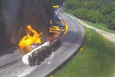 Após caminhão tombar, explodir e incendiar carros na BR-101, rodovia é liberada; assista o vídeo do acidente
