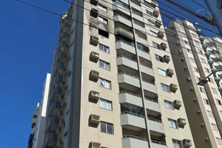 Bombeiros controlam incêndio em apartamento em São José (SC)