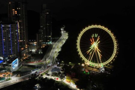 Roda Gigante de Balneário Camboriú projeta símbolo do Maio Amarelo
