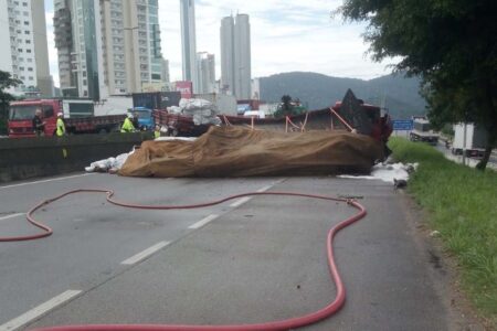 Balneário Camboriú: Caminhão tomba, interdita pista e derrama grande quantidade de combustível na BR-101