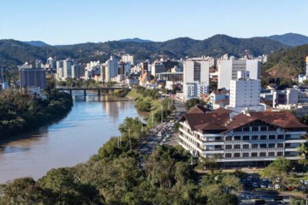 Blumenau é 6ª cidade brasileira mais mencionada nas redes sociais em 2025