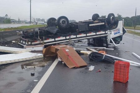 Araquari (SC): caminhão capota, interdita BR-101 e deixa dois feridos; veja as fotos