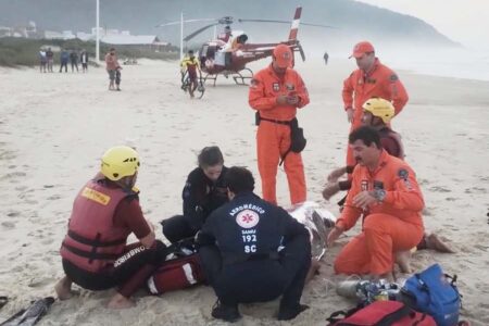 Florianópolis: homem é resgatado do mar após sofrer queda em trilha entre praia Brava e Ingleses