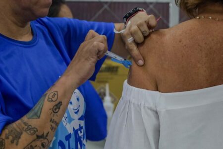 Com quase 17 mil pessoas vacinadas, Balneário Camboriú segue com imunização até o dia 30