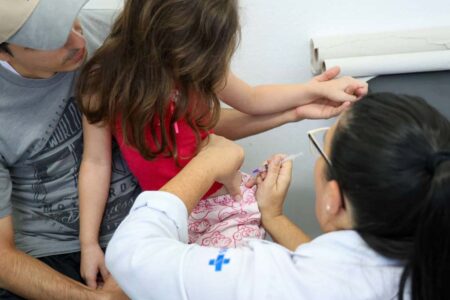Santa Catarina já aplicou mais de 1 milhão de doses da vacina contra a gripe, mas imunização do público-alvo ainda é baixa