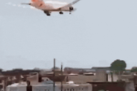 Avião da Air India com 244 pessoas a bordo cai pouco após a decolagem