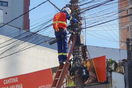 Cosip de Camboriú e Celesc iniciam limpeza de cabos obsoletos no município