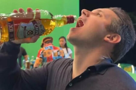 Embriagado pelo poder: Hugo Motta entorna garrafa de whisky no bico; veja o vídeo