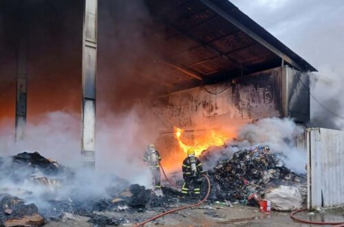 Incêndio de grandes proporções atinge galpão em Navegantes; veja imagens