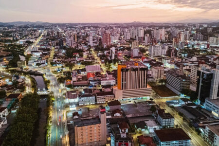 Mercado imobiliário de Joinville cresce 152% em 2025, acima da média estadual