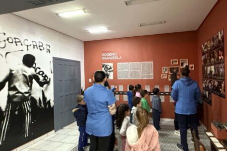 Florianópolis: Crianças do CEI Anzolin apresentam mostra sobre o universo com telas na Casa da Cultura
