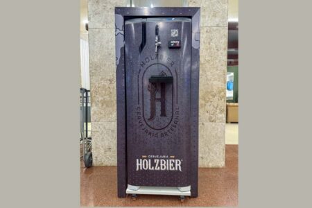 Hotel Plaza Blumenau coloca chopeira em recepção para celebrar Oktoberfest 2025