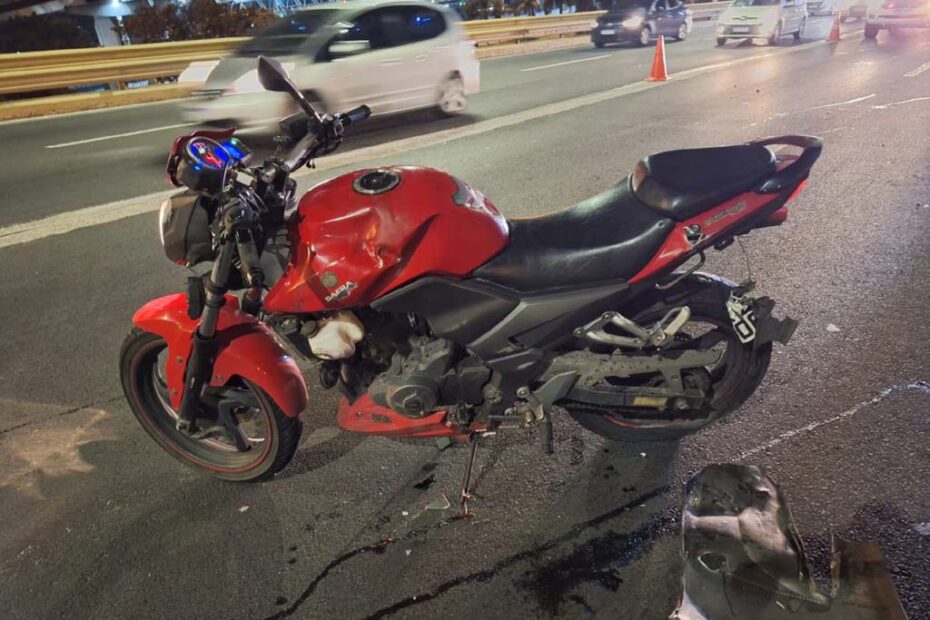 Motociclista morre ao ser atingido por carro e cair de ponte em Florianópolis