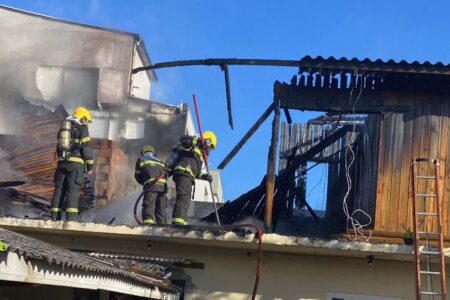Incêndio destrói residência em Palhoça