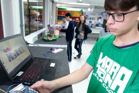 Joinville entrega 314 kits de robótica para escolas municipais