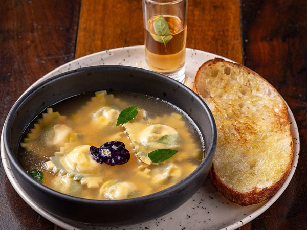 ZEPiraique Zepe Cafe Bistrot 02 - 01