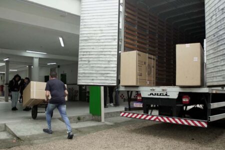 Governo de SC entrega mais 3 mil aparelhos de ar-condicionado para as escolas estaduais