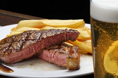 Restaurante Figueira terá jantar harmonizado de carne na parrilla e rótulos especiais da Cervejaria Blumenau