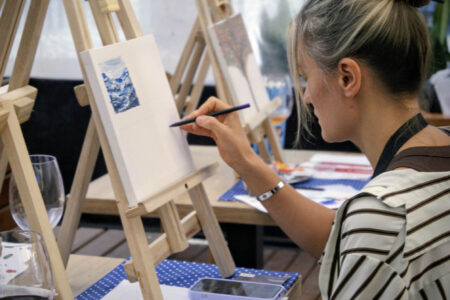 2º OPEN Arts traz pintura em rótulos de vinhos, yoga e música em Florianópolis