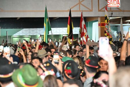 Sine Blumenau realiza mutirão de vagas para a Oktoberfest 2025