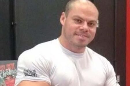 Fisiculturista é morto a facadas em SC; principal suspeita é a mulher, que também se feriu