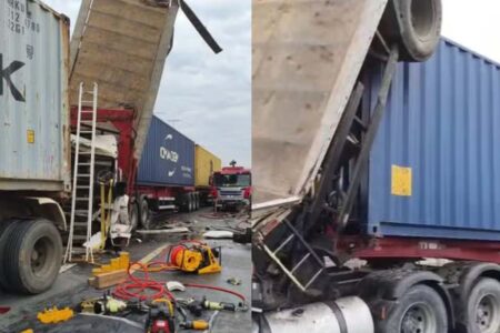 Colisão deixa carroceria de caminhão na vertical na BR-470, no Vale do Itajaí; veja as imagens