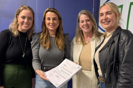 Baln. Camboriú: Juliana Pavan entrega à Polícia Civil projeto para Sala Lilás da DPCAMI