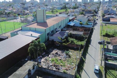 Balneário Piçarras abre leilão eletrônico de terrenos, carros, escavadeiras e motos