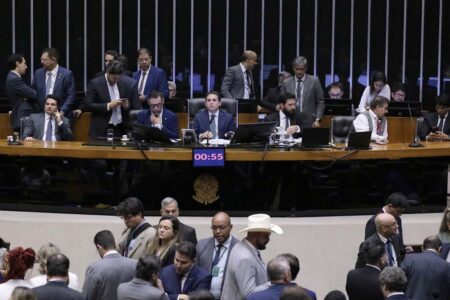 Câmara aprova urgência para projeto de anistia que beneficia Bolsonaro e condenados no STF