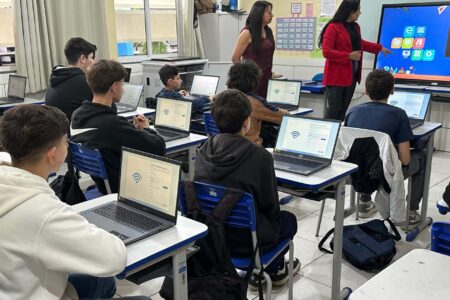 Porto Belo entrega novos equipamentos de informática para a educação municipal