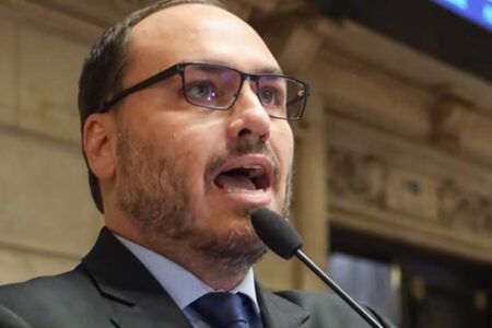 Carlos Bolsonaro confirma pré-candidatura ao Senado por SC e dá apoio a Caroline de Toni