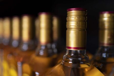 Como o descarte incorreto de vidros alimenta a falsificação de bebidas no Brasil