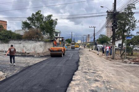 Porto Belo inicia colocação do asfalto na rua Lúcio José Airoso
