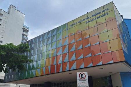 Baln. Camboriú: Teatro Municipal Bruno Nitz divulga programação de outubro com 11 eventos