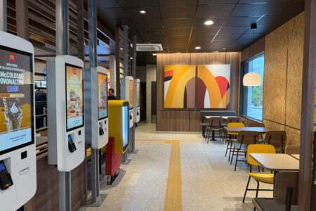 McDonald’s moderniza restaurante em Balneário Camboriú e anuncia geração de empregos na cidade