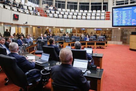 Alesc aprova projetos sobre limites municipais, tecnologia e nova vara em Pinhalzinho