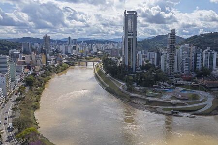 Impulsionado por serviços, Blumenau chega ao 8º mês seguido com saldo positivo de empregos