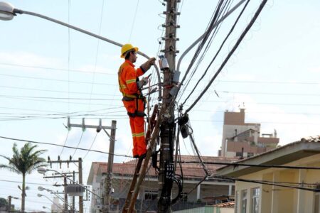 TCE suspende licitação de iluminação pública em Chapecó e Rio do Oeste por indícios de sobrepreço