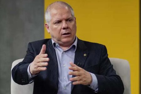 PF prende ex-presidente do INSS e faz buscas contra deputados; mandados são cumpridos em SC e mais 14 estados