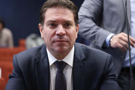 Moraes decreta prisão de Alexandre Ramagem, condenado por envolvimento com a trama golpista