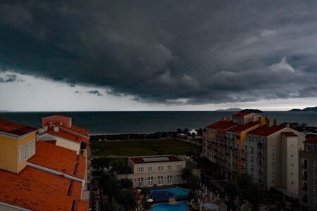 Frente fria e ciclone provocam temporais, ventos fortes e mar agitado em Santa Catarina