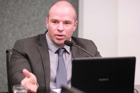Brasileiros trabalham feito cavalo para Lula ficar dando uma de Robin Hood, afirma Jessé Lopes