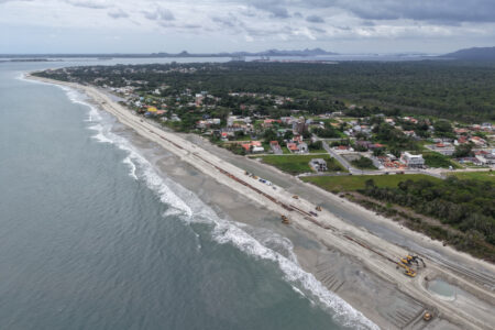 Obra de engordamento da Praia de Itapoá alcança 50%