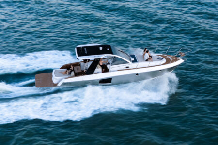 Ferrari dos mares: deck-lounge e alta performance que fazem desta lancha a queridinha dos esportes e lazer
