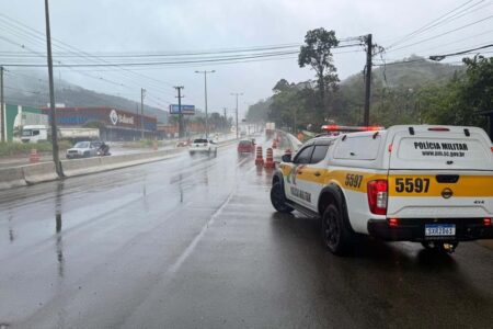 Chuvas em Santa Catarina provocam três mortes, alagamentos e enxurradas