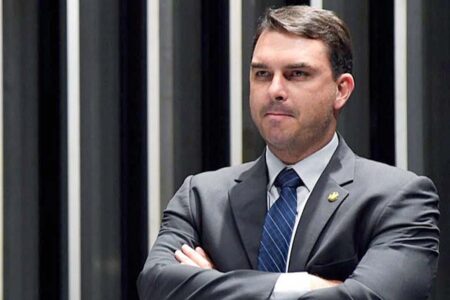 Flávio Bolsonaro diz que ‘preço’ para desistir de candidatura é ‘Bolsonaro livre, nas urnas’