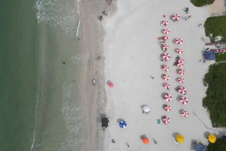 Florianópolis regulamenta uso da faixa de areia por restaurantes durante o Verão 2025/2026