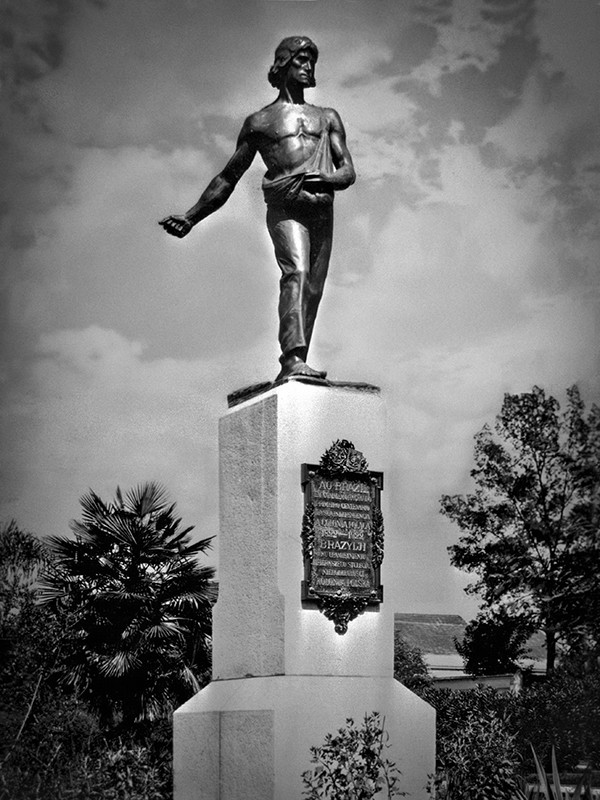 "O Semeador" - João Zaco Paraná(1884-1961)-escultura em bronze - medindo 2,20m de altura-1923/1924- acervo da Fundação Cultural de Curitiba, DPC- encontra-se na praça Eufrásio Corrêa - foto do livro "Paranismo" de José Roberto Teixeira Leite.