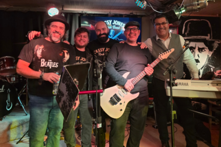 Teatro Municipal Bruno Nitz recebe espetáculo ‘A História do Rock’ neste domingo